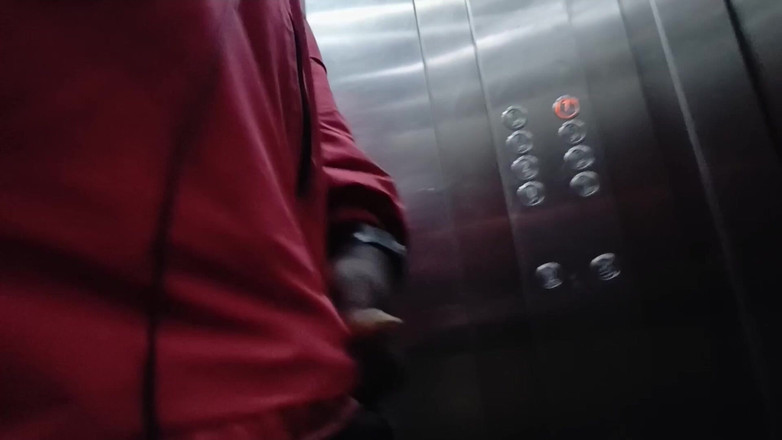 CarvingShovel: Une bite s’exhibe dans un ascenseur public