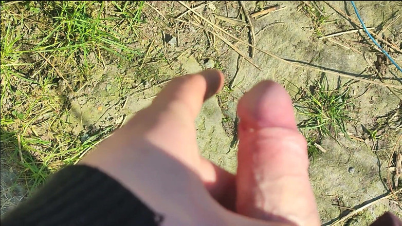 Sara B: Honění a čůrání na zahradě (POV)