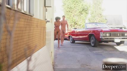 Deeper: Derin. Alina'nın patronuyla buluşması erkek arkadaşı tarafından kesiliyor