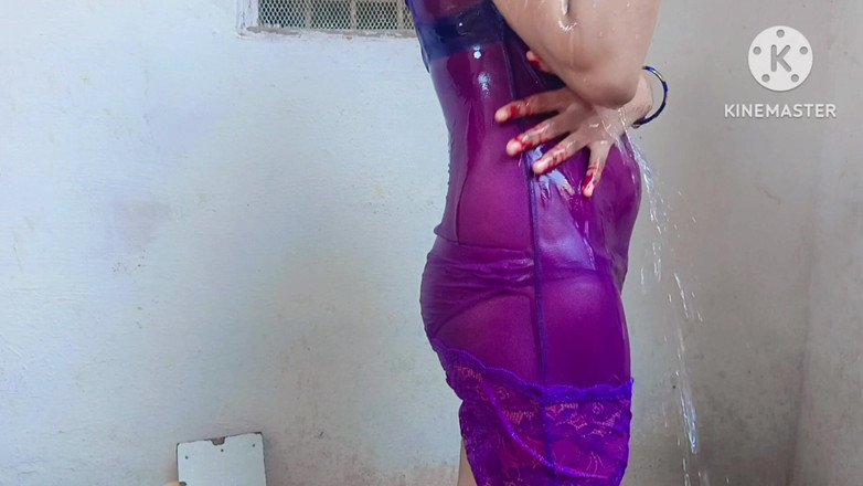 Ankurpriya000: デシおばさんが野外で入浴しているのを見つけて、私のお尻を振った