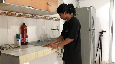 Johanna_love: Adik tiri saya sedang membersihkan dapur dan saya dapat mengongkeknya...