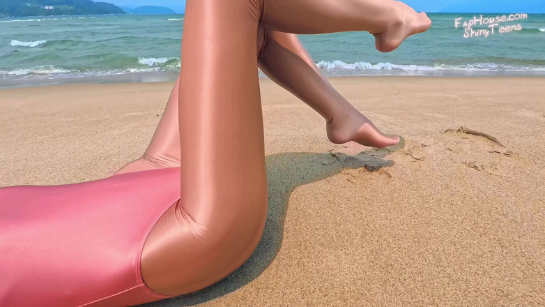 Shiny teens: 901 Блискучий золотий спандекс колготки і leotard на пляжі