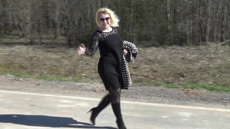 Nylon-Heels: Une bombasse coquine sur la route