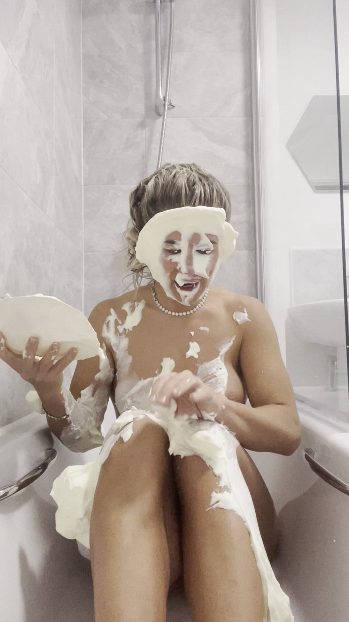 CALLIE ROKS: Пиріжки до обличчя голі у ванні