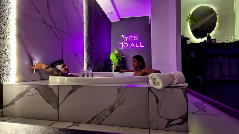 Young big apple: Di Belakang Kamera Di Jacuzzi Motel. Masturbasi dan seks.