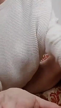 털이 무성한 보지를 자위하는 안경을 쓰고 손가락으로 노는 여주인