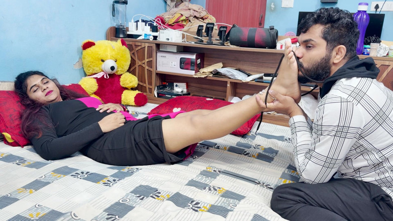 Vaishnavysharunraj: Malayali Boss Girl Feet Massage by Boy Staff