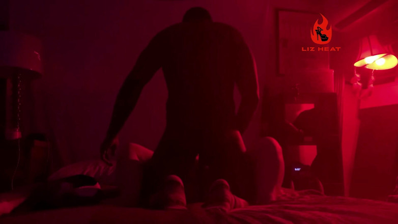 Liz Heat: Esposa puta madura - noche de luz roja