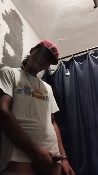 Chico Tendiendo Placer En El Baño