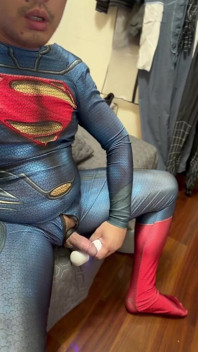 Fat Superman berada di musim bunga