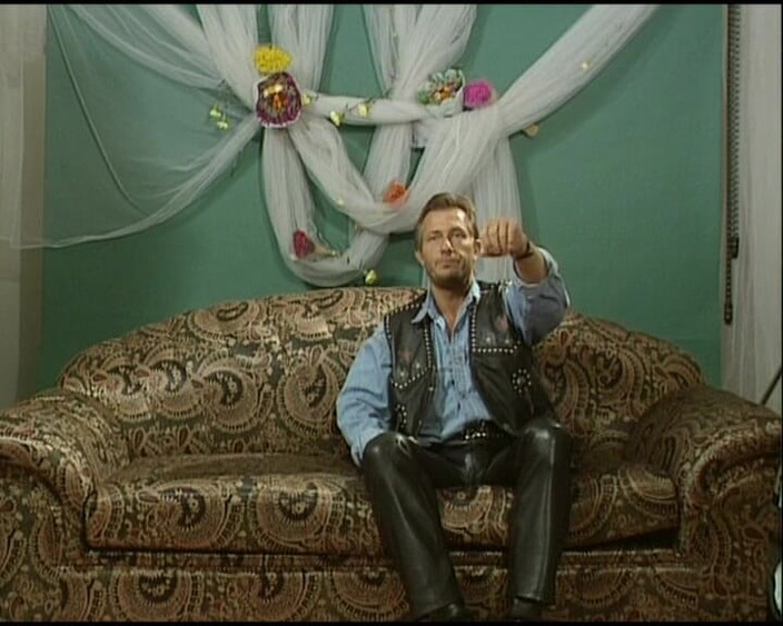 Deutsche XXX Filme: Cô ấy là người phụ nữ Đức, người đã móc cua âm hộ đầy lông...