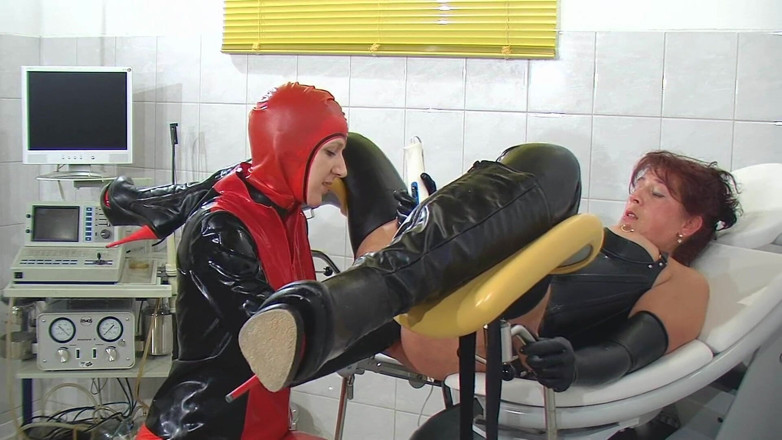 Rubber & Clinic Studio - 1ATOYS: Futai anal cu pumnul - experiență minunată