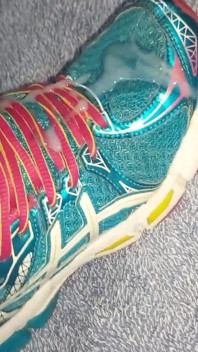 Sperma auf Asics Sneakes