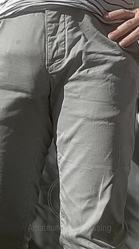 Jules natt zijn grijze broek en toont zijn halfharde pik door zijn broek