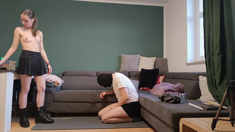 GermanBallsBusted: Ballbusting in topless con stivali