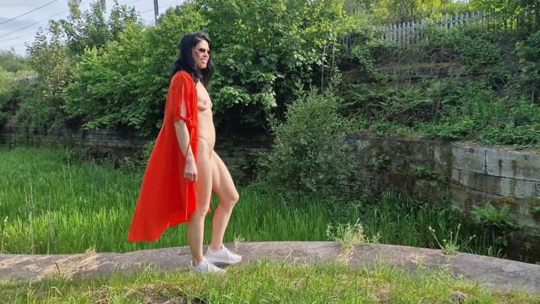 Nicky Brill: Bugil dan kencing di luar ruangan