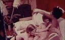 Vintage megastore: Ebenholz-mädchen interracial dreier mit experimentierenden paar