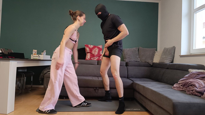 GermanBallsBusted: เตะไข่และเหยียบย่ําในรองเท้าผ้าใบ Adidias