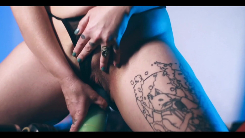 MariLou Moreira: 最后一部分来观看我用振动器和这个巨大的假阳具在我的阴户里享受自己！