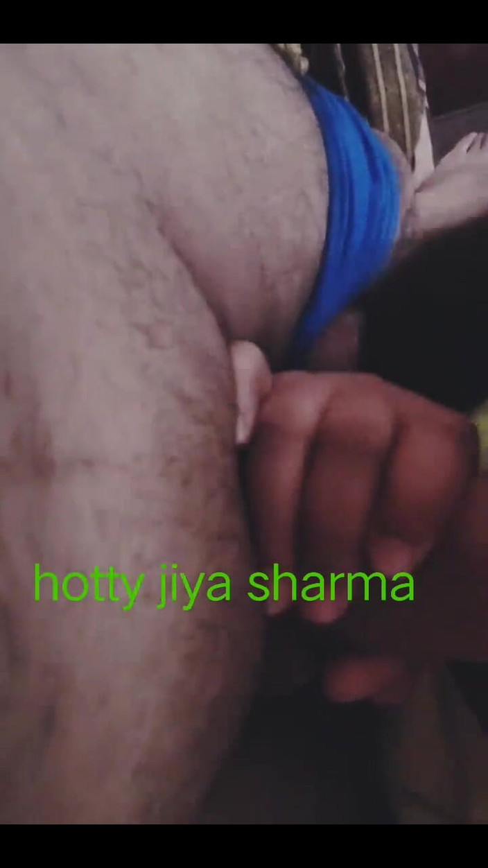 Desi Club House: सौतेली मम्मी घर के बाहर सौतेले बेटे द्वारा चुदाई कर रही है