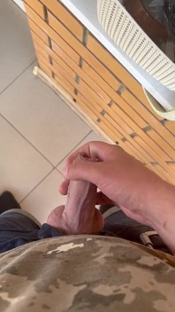 Chlap honí krásný penis zblízka