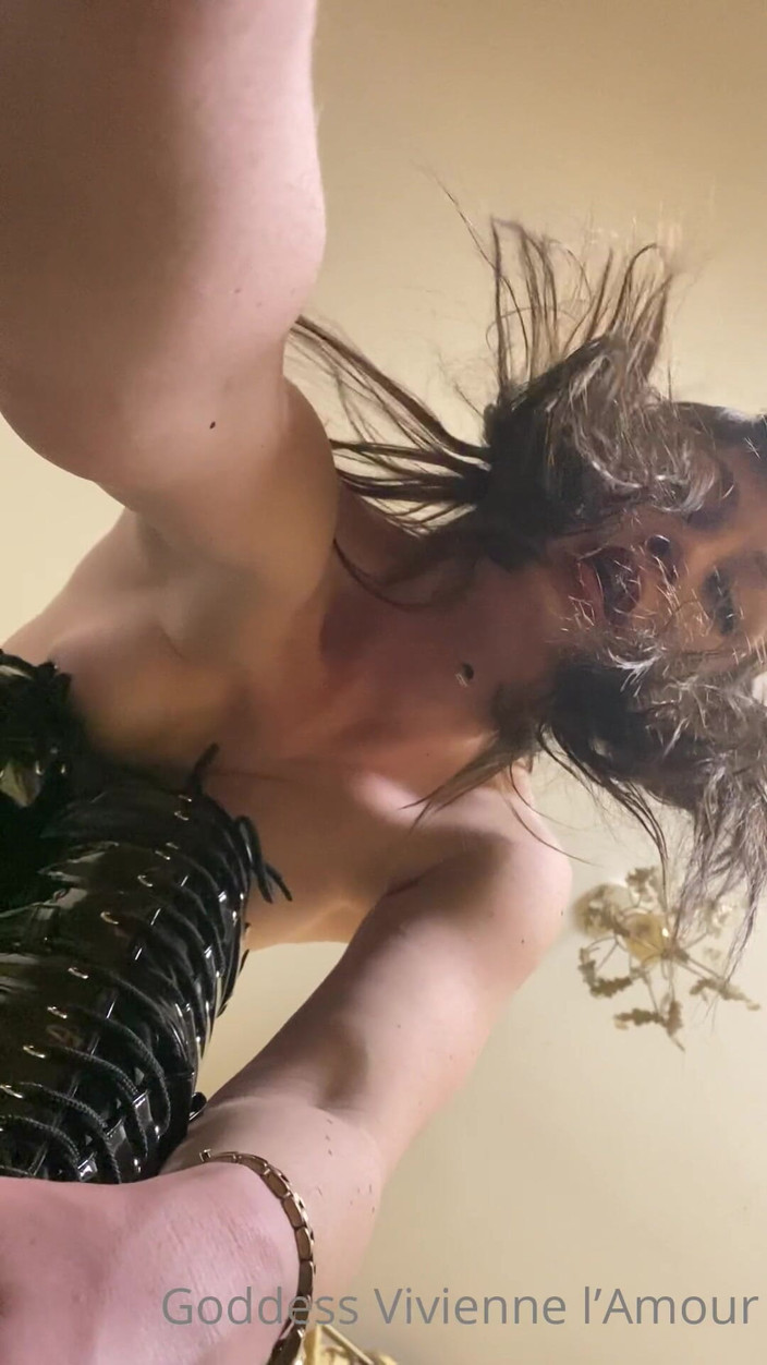 Vivienne l'Amour: Vivienne L'amour - велетень ковтає вас цілком