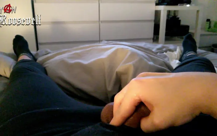 Ryan Roosevelt: Late Night Wanking with a Cock Ring and a Lotta...