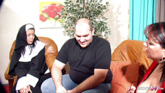 Full porn collection: Una suora tedesca è convinta da una coppia a scopare e...