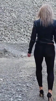 Bà Đi Lang Thang Trong Một Hố Sỏi Trong Chiếc Quần Legging Bó Sát Và Giày Cao Gót!