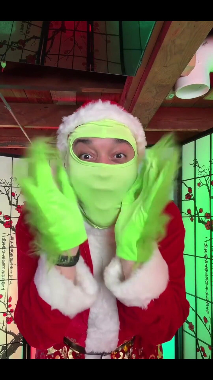 Tiffstreatsxoxo: Have You Watched the Grinch Get Pegged yet??