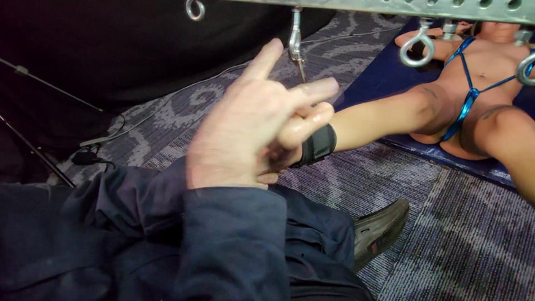 BleuFetish Tickling: Mini Mura Surus picioare fierbinți gâdilate și afișate! - 1080p- New Bleu - Ne...