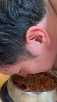 レズビアンの奴隷はドッグフードを食べなければならない!