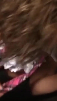 Gucurly vlasy brunetky umývá hříchy s gloryhole cum
