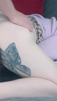 Stiefmutter Masturbiert Neben Stiefsohn Auf Der Couch Bis Zum Wilden Fick
