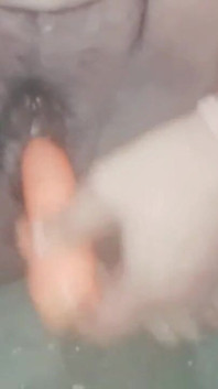 Desi tetička ukazuje své tělo příteli
