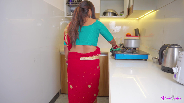 pinki_cute: 在Suhagrat-新婚的Pinki Bhabhi在浴室里脱纱丽后，她被狠操并被射在阴户里，印地语音频。
