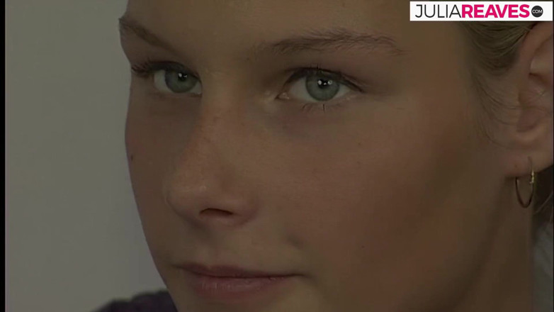 Retro German TEENS: Gagica blondă mănâncă spermă după un futai dur pe canapea