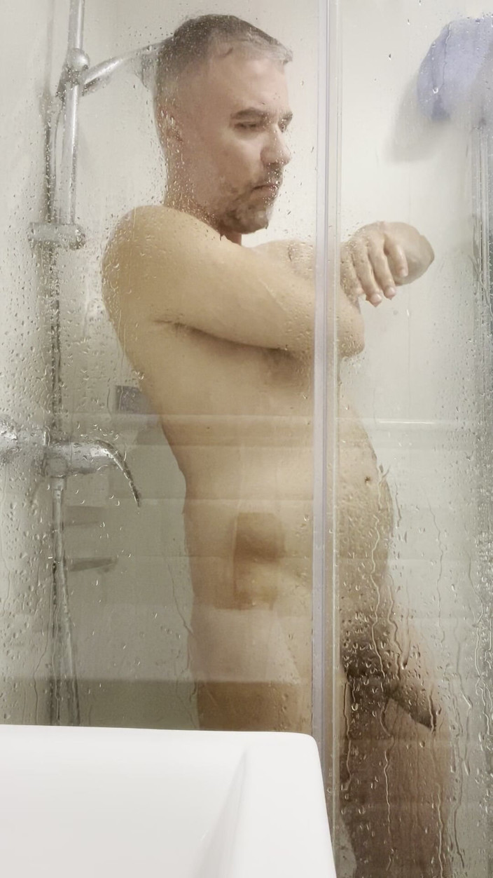Chris DeRimm: Gay Daddy Caught Taking Shower