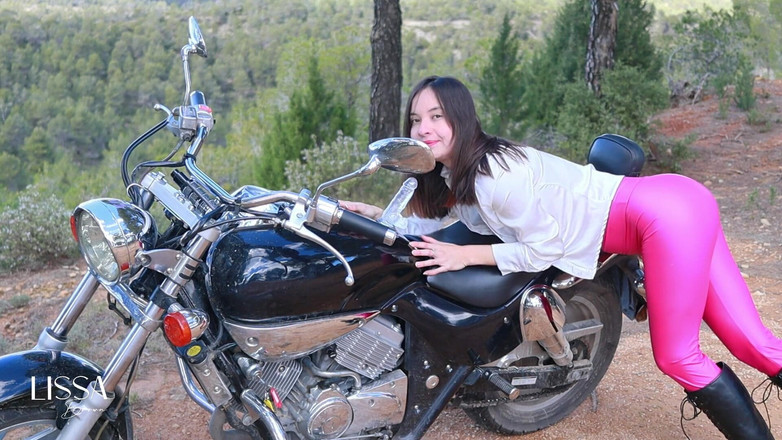 Lissa Brown: Pisciare e cavalcare la Mia bici all'aperto