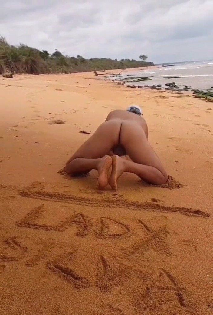 Ladysilvas: Ladysilva bugil di pantai! Hot banget!