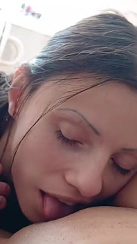 Dolce sesso di una vera coppia lesbica