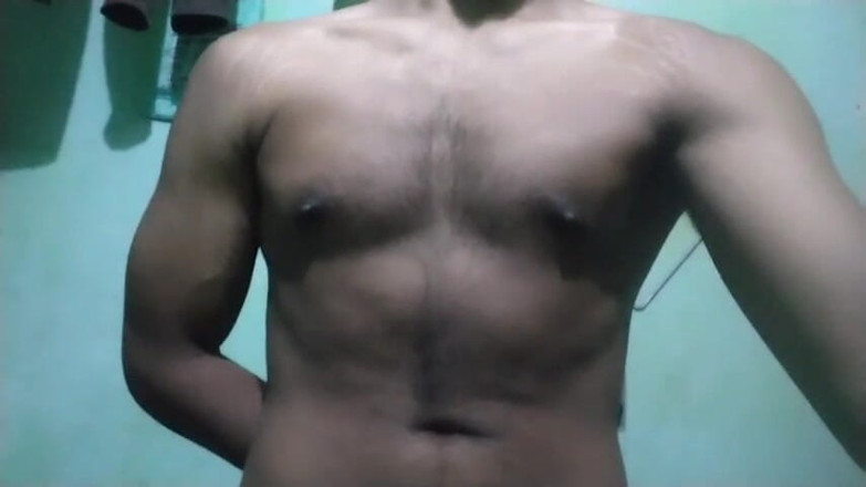 Desi Tits: 年轻的健身房肌肉发达的男孩大鸡巴操 dm