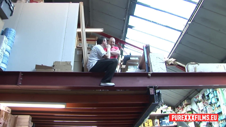 Pure XXX Hardcore: Rondborstige milf vernield en geneukt op de openbare plaats