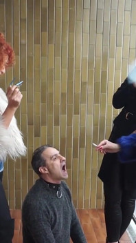 Dominatoare feminine îmbrăcate cu blană dominatoare supuse pe balcon