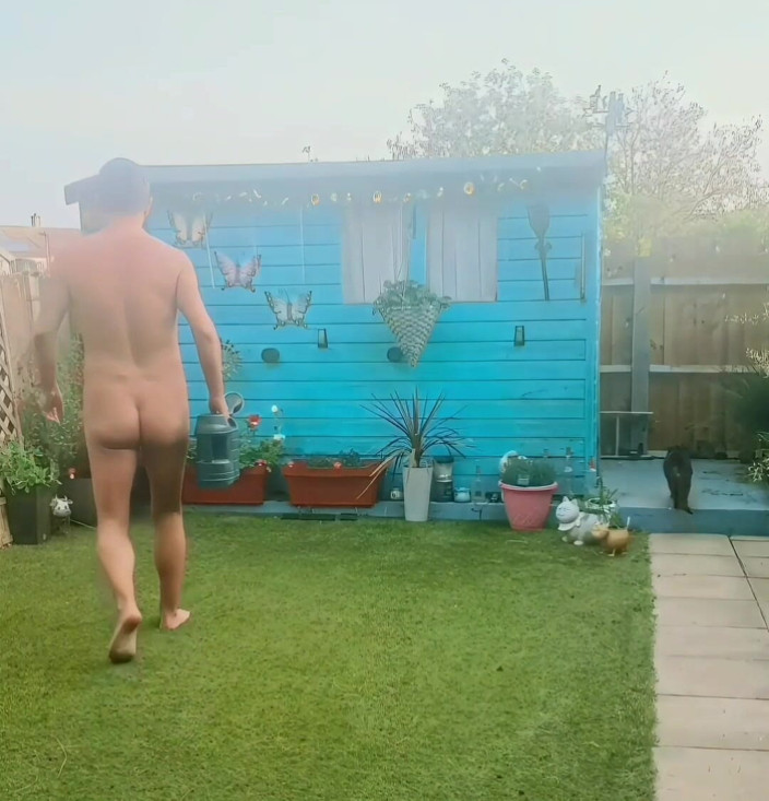 MaleModel: 벌거벗은 원예와 거대한 엉덩이