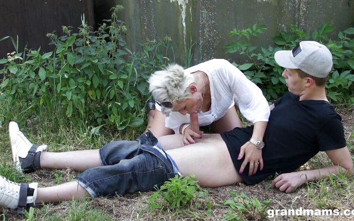 Grandmams: Het blond puma är hungrig efter kuk