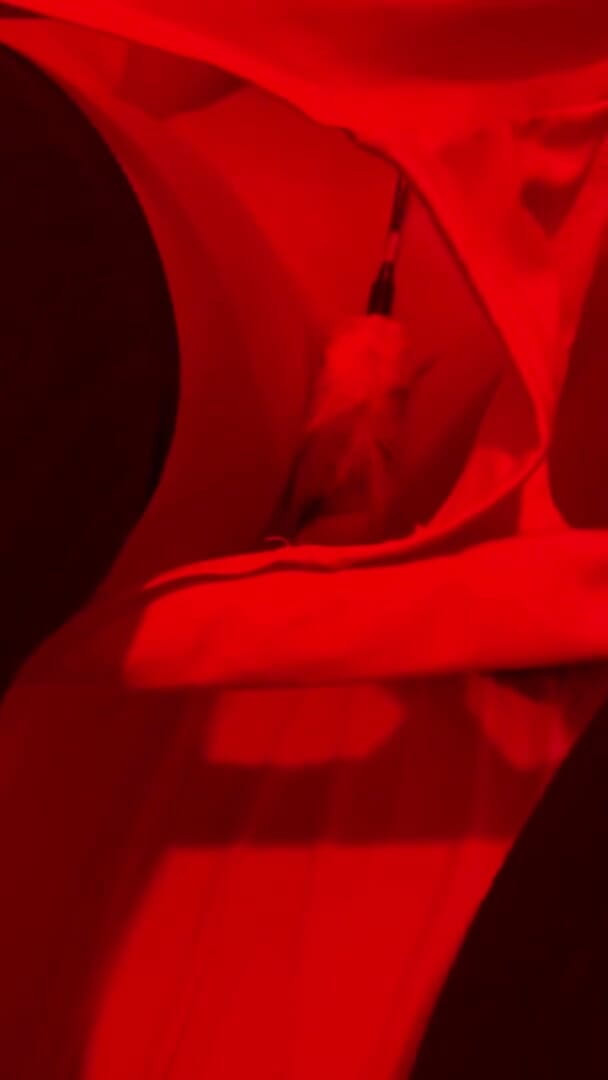 Cathia: 玩弄一根羽毛，在我多汁的阴户上