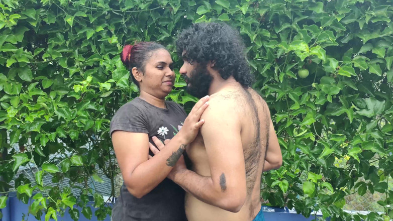 Vaigavarun45: En la terraza, romance con lluvia, chupar tetas y prensar...