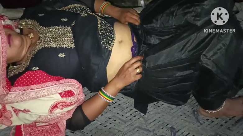 Savita5343: Desi Bhabhi geneukt in zwart pak Salwar op zijn hondjes