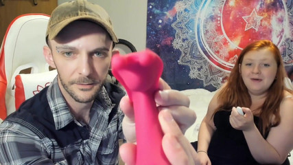 Sin Spice by Sophia Sinclair and Jasper Spice: Animour desempacando el consolador en bragas y la masturbación